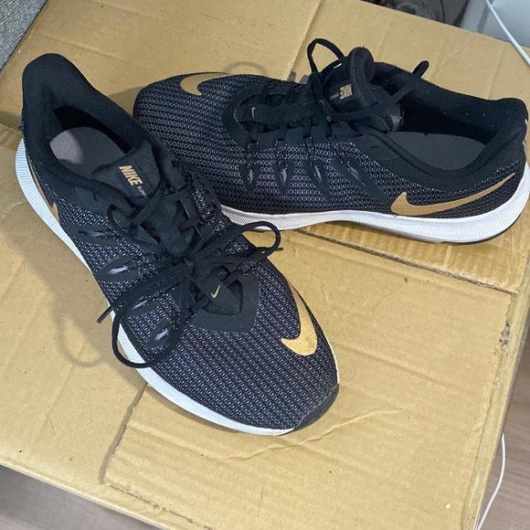 nike quest black gold